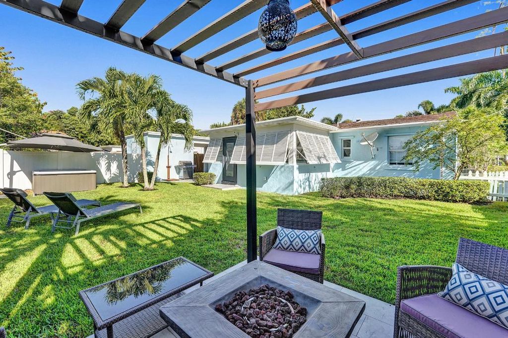 Photo of 14 S Swinton Circle, Delray Beach, FL 33444 (MLS # R11157061)