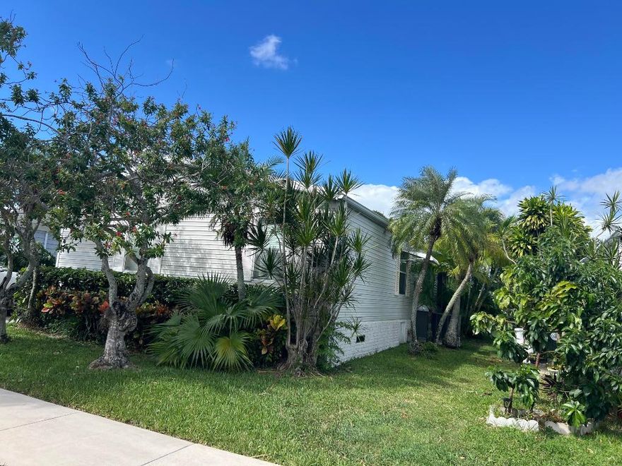 THIS IS A 2/2 DOUBLE SIZE MOBILE HOME BUILT IN 1995 LOCATED IN A GATED COMMUNITY. THE MOBILE HOME WAS COMPLETELY RENOVATED WITH NEW STAINLESS STEEL APPLIANCES. THE CLUBE HOUSE OFFERS LOTS OF ACTIVITIES THROUGHOUT THE YEAR. 
THE AMENITIES IS CLOSE TO MAJOR HIGHWAYS, HOSPITALS, SHOPPING, AIRPORTS AND MUCH MORE. SHOWING BY APPOINT ONLY.