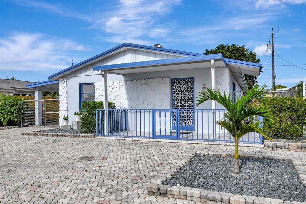 Photo of 2212 Park Street, Lake Worth Beach, FL 33460 (MLS # R10992588)