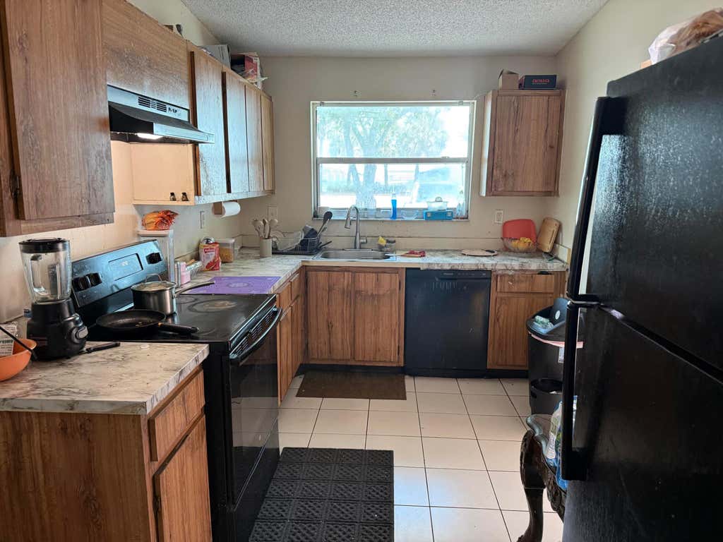 Photo of 7824 PEMBROKE Road, Miramar, FL 33023 (MLS # B26053044)