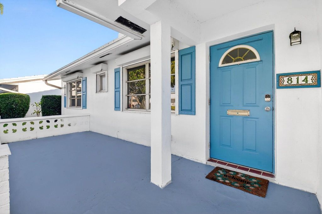 Photo of 814 SW 6th Avenue, Boynton Beach, FL 33426 (MLS # R11146019)