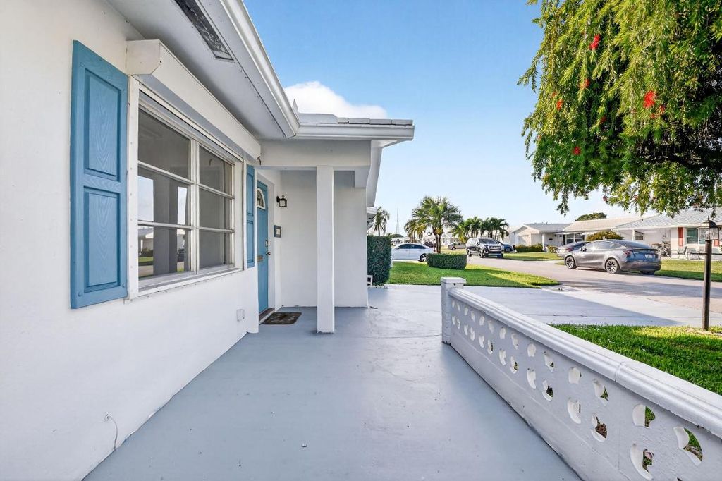 Photo of 814 SW 6th Avenue, Boynton Beach, FL 33426 (MLS # R11146019)