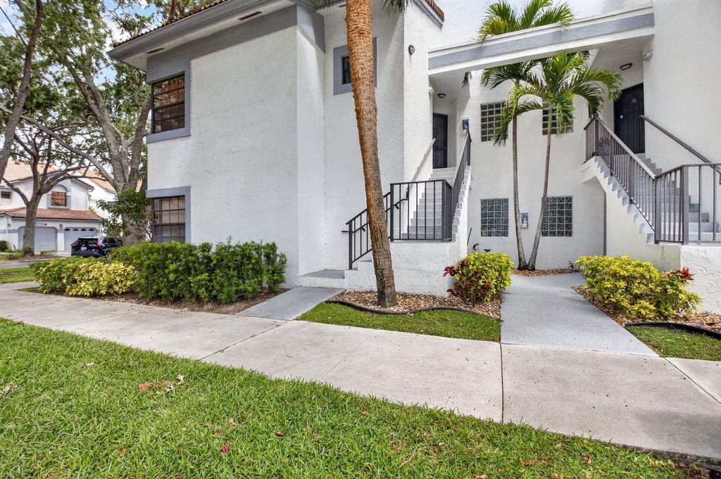 Photo of 5430 Venetia Court #N, Boynton Beach, FL 33437 (MLS # B26010323)