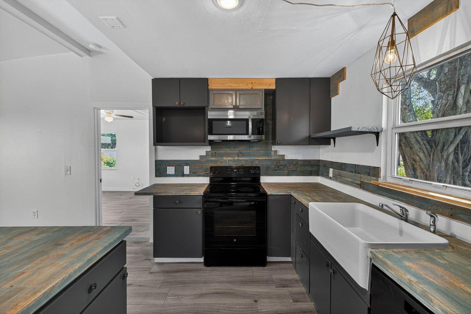 SAXONS SUB IN NE1/4 - Residential