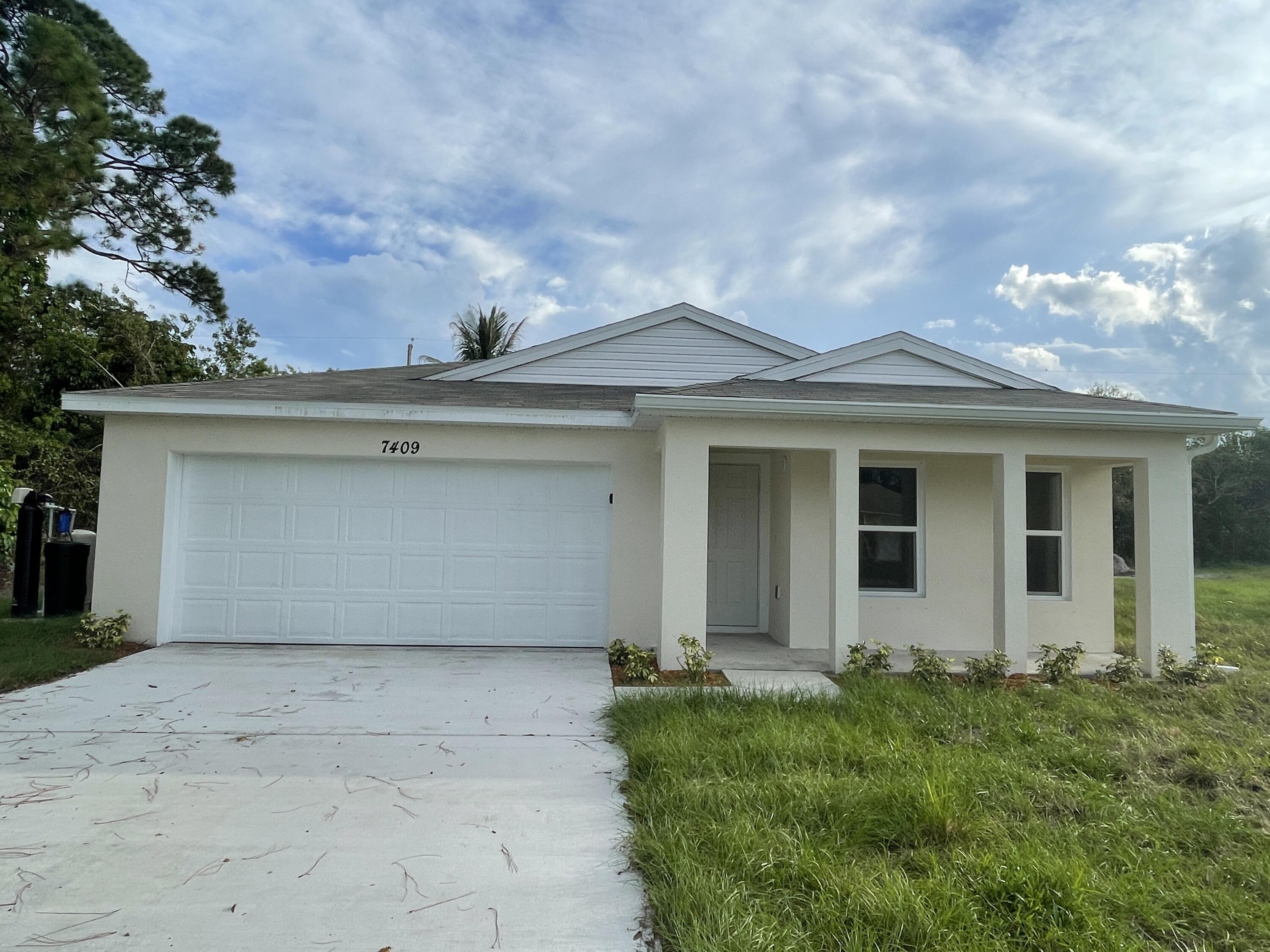 RENT ME RENT ME RENT ME - BRAND NEW NEVER LIVED IN: 4 bedrooms, 2 bathrooms, 2 car garage and No Homeowners Association. READY NOW! Quiet Street, close to Vero Beach and Port St Lucie, or 30 mins to Okeechobee! Close to 156 acre Park, on a quiet street. First Last and Security is required which is the rent times 3. Combined Income minimum of $6000 a month. Tenant responsible for Lawn and Electric, Internet/Cable. OWNER APPROVAL REQUIRED. CREDIT AND BACKGROUND CHECK.
