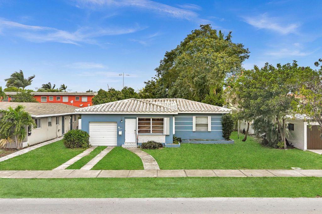 Photo of 1845 Sherman Street, Hollywood, FL 33020 (MLS # B26002881)