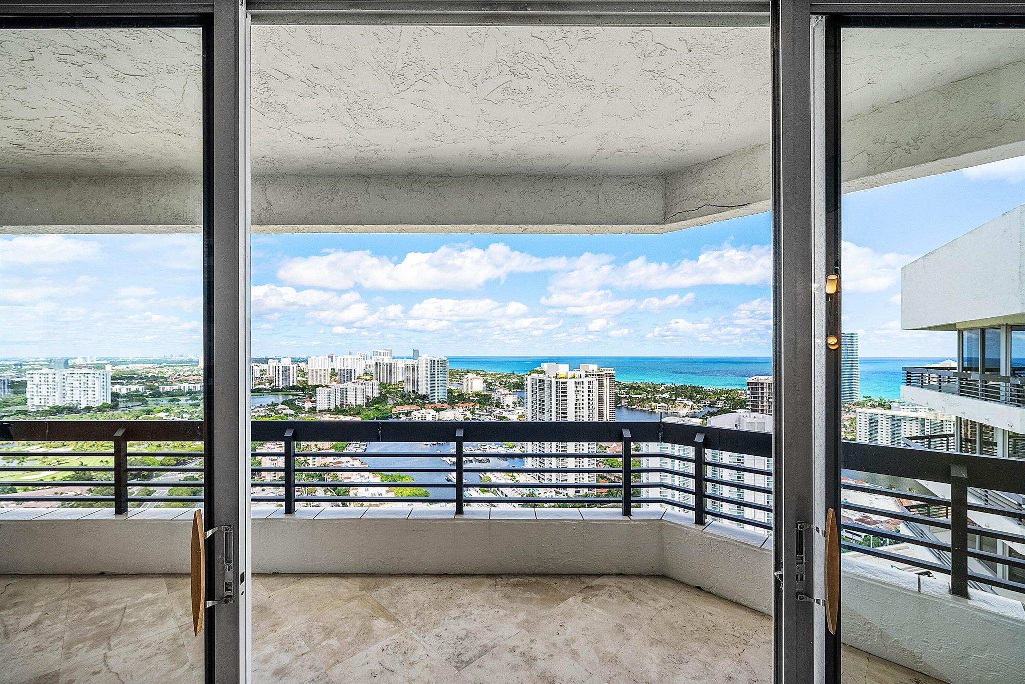 3500 Mystic Pointe Drive Ph4