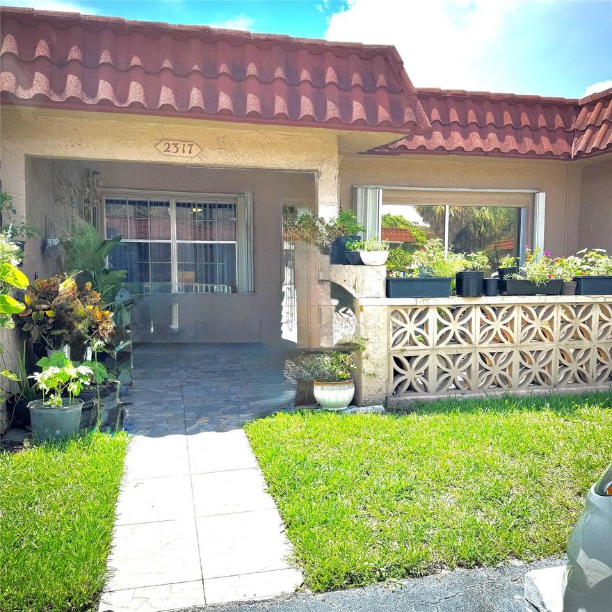 LARGE CONDO VILLA, SCREENED IN PATIOS, IN OAKBROOK CONDO COMMUNITY. CLOSE TO SHOPPING, STORES, RESTAURANTS. COMMUNITY CENTER IS PART OF THIS CONDO COMPLEX WITH LIBRARY AND EXERCISE ROOM. ACCORDION HURRICANE SHUTTERS. 55+ NO RENTALS.