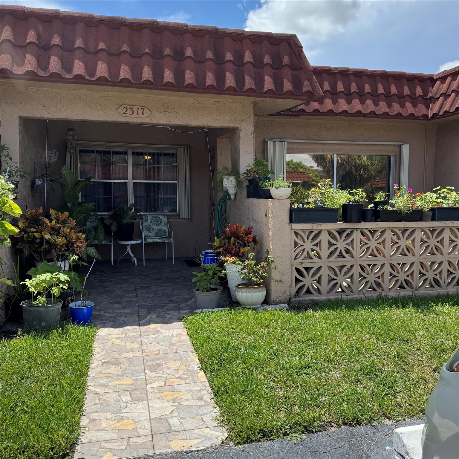 LARGE CONDO VILLA, SCREENED IN PATIOS, IN OAKBROOK CONDO COMMUNITY. CLOSE TO SHOPPING, STORES, RESTAURANTS. COMMUNITY CENTER IS PART OF THIS CONDO COMPLEX WITH LIBRARY AND EXERCISE ROOM. ACCORDION HURRICANE SHUTTERS. 55+ NO RENTALS.