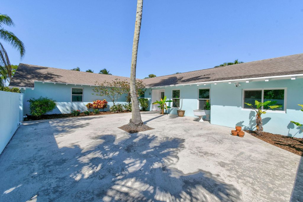 Photo of 100 Fairview W, Tequesta, FL 33469 (MLS # R10958223)