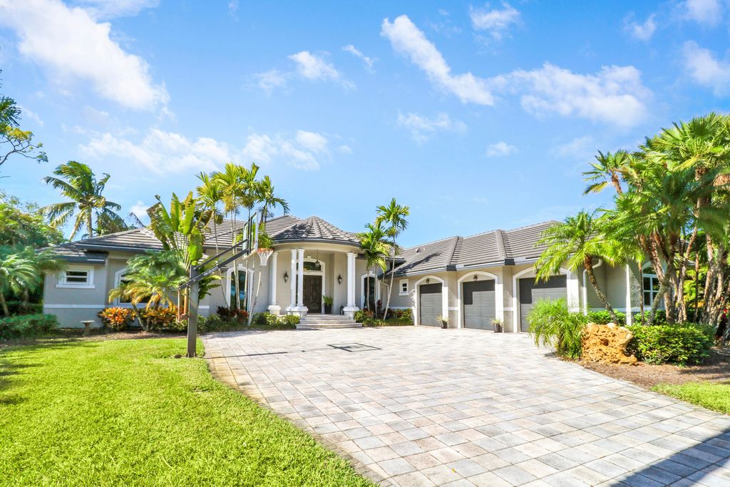 Photo of 18512 SE Old Trail Drive E, Jupiter, FL 33478 (MLS # R11159313)