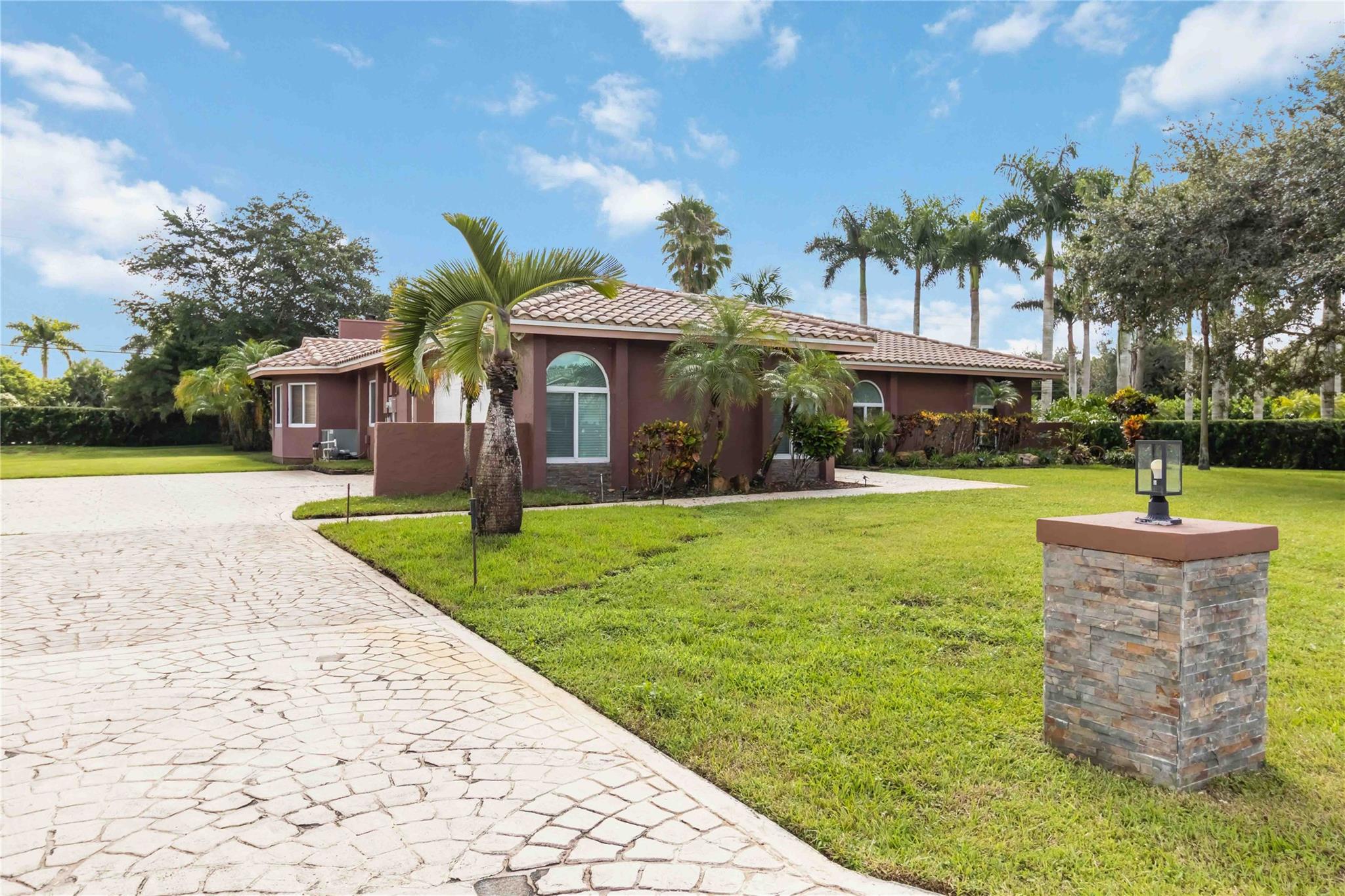 DAVIE WHISPERING PINES - Residential