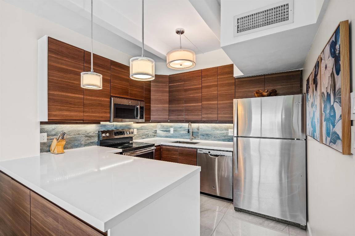 WINDEMERE HOUSE CONDO - Residential