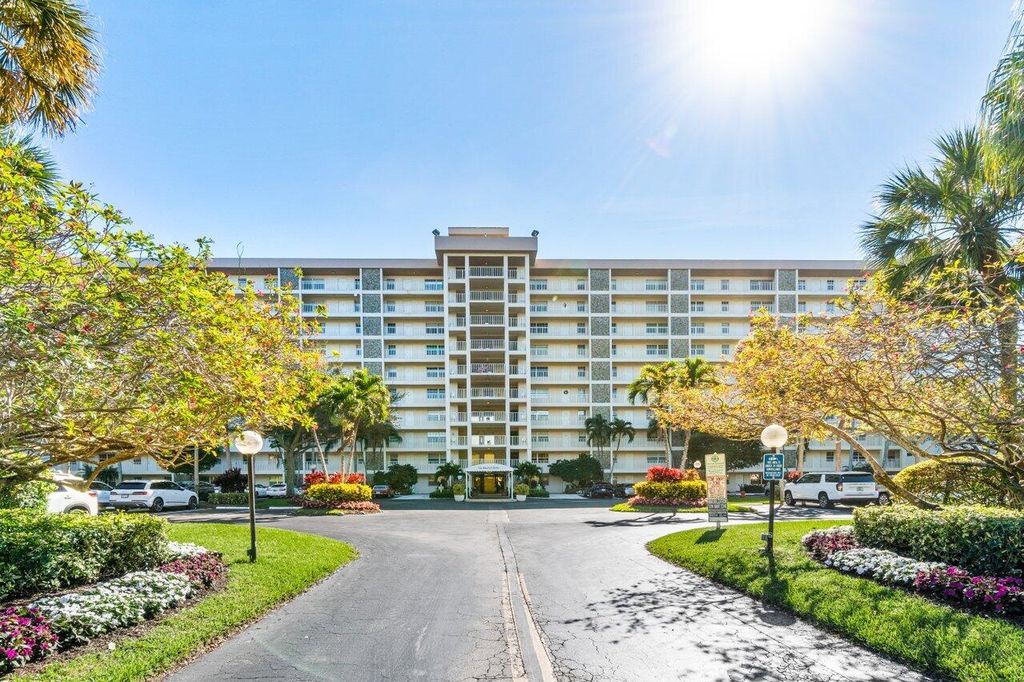 Photo of 3510 Oaks Way #910, Pompano Beach, FL 33069 (MLS # R10955272)