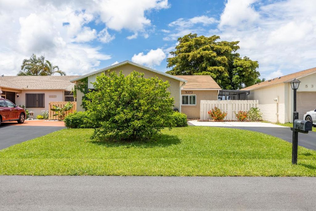 Photo of 5373 Mirror Lakes Boulevard, Boynton Beach, FL 33472 (MLS # R11101558)