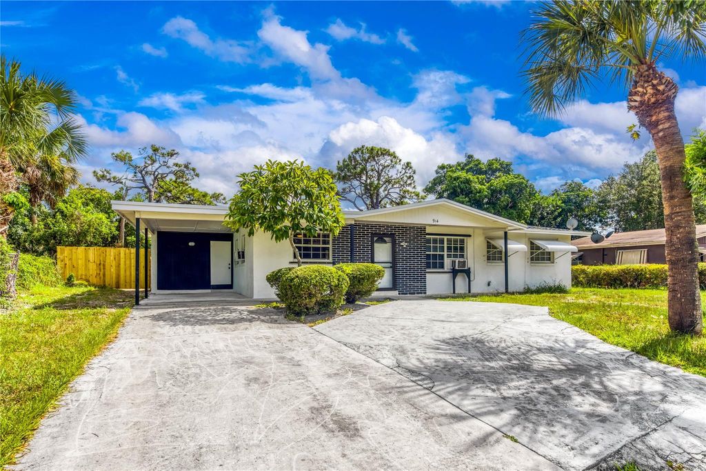 Photo of 914 SE 9th Street, Stuart, FL 34994 (MLS # F10515453)
