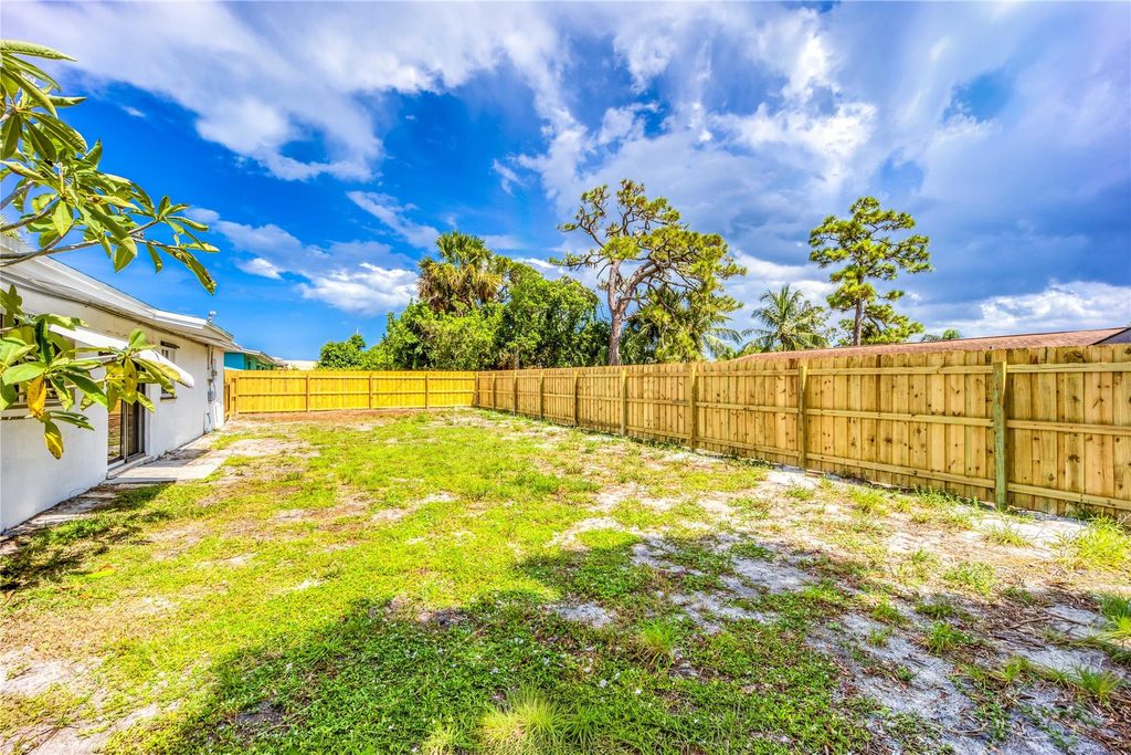 Photo of 914 SE 9th Street, Stuart, FL 34994 (MLS # F10515453)