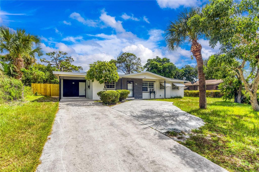 Photo of 914 SE 9th Street, Stuart, FL 34994 (MLS # F10515453)