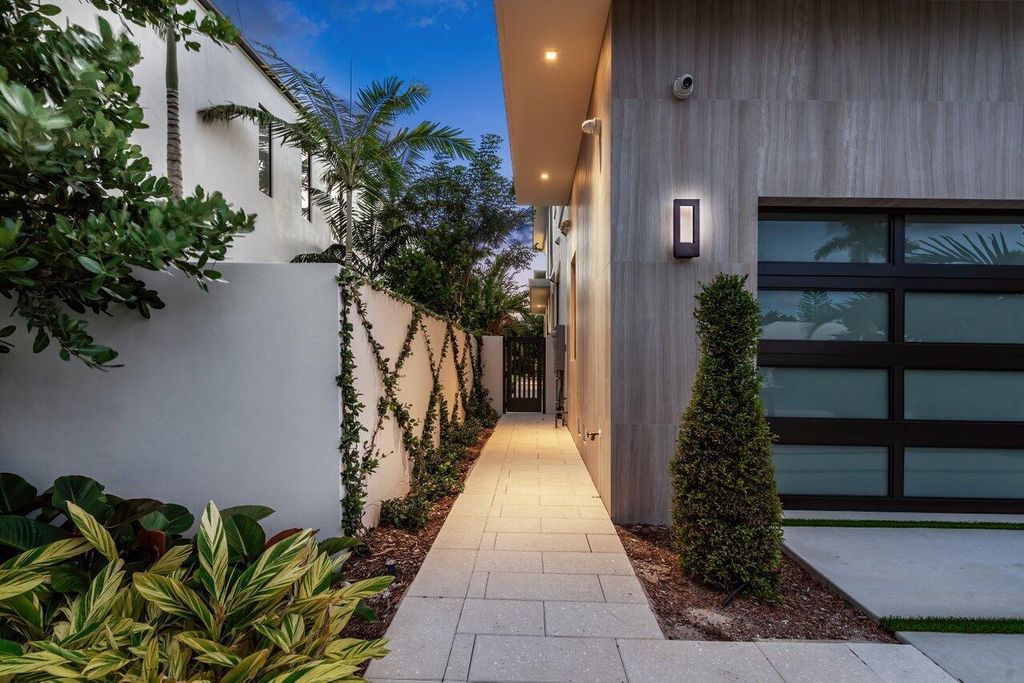 Photo of 512 NE 7th Avenue, Delray Beach, FL 33483 (MLS # R11024515)