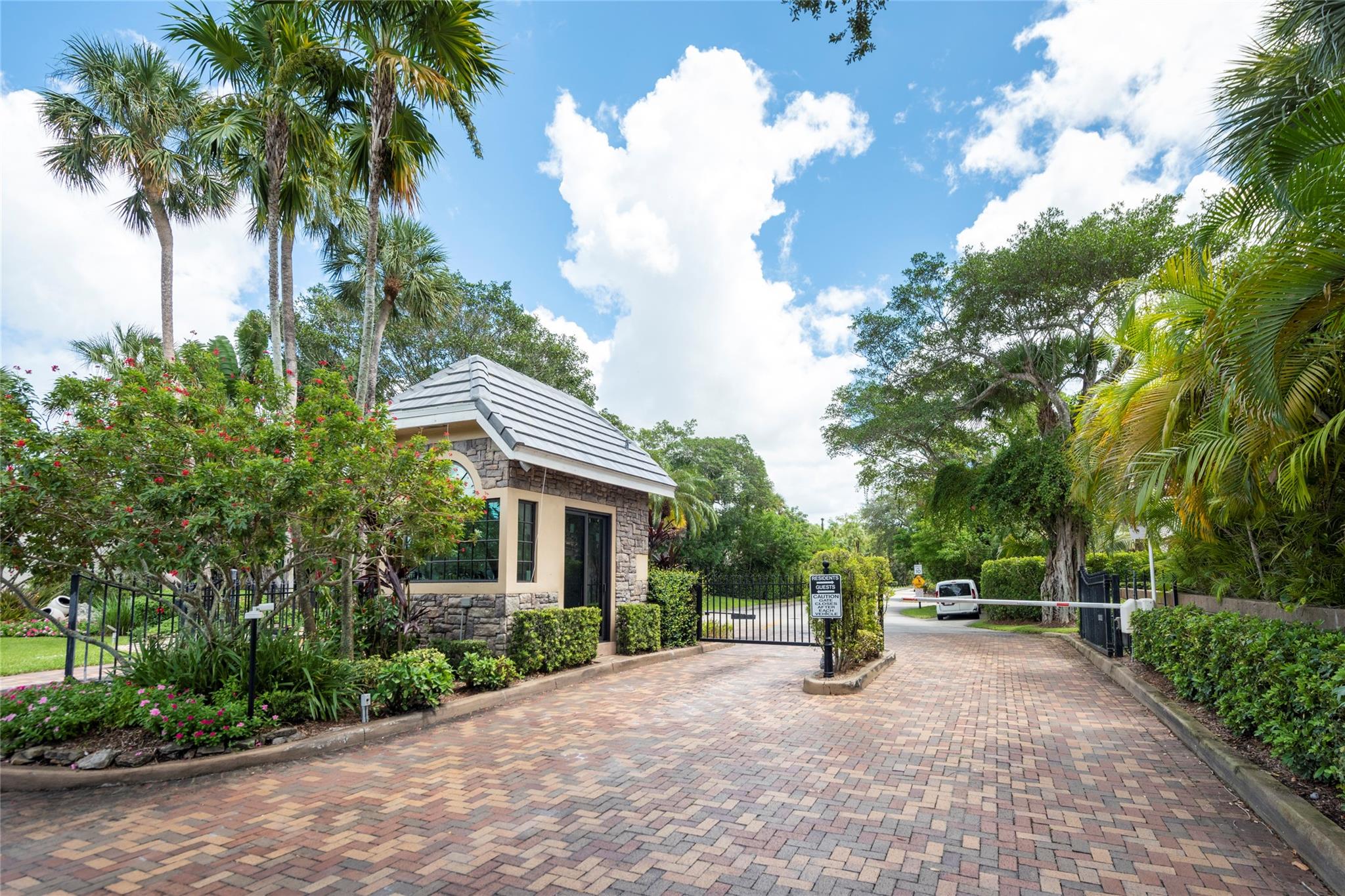 Woodside Vill Sec One 92- - Residential Lease