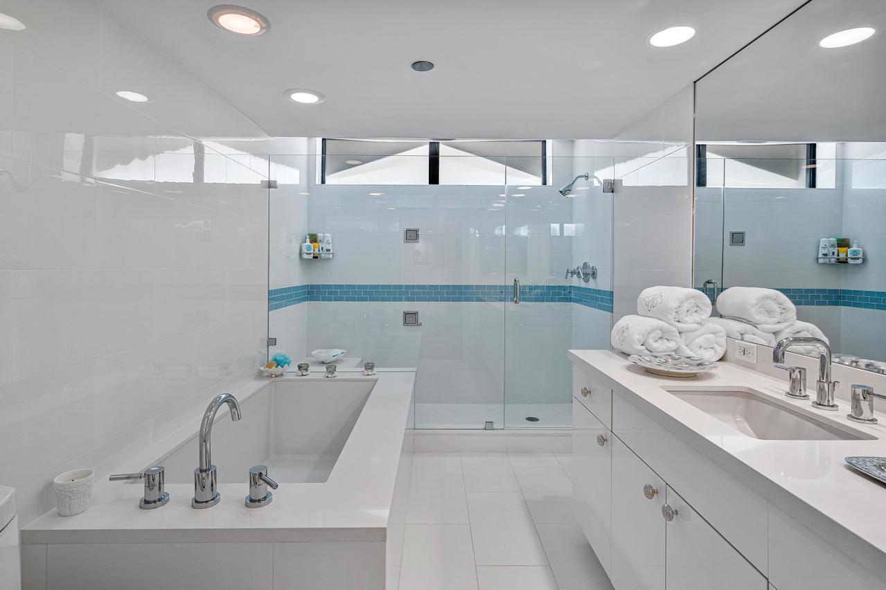 BEACH POINT COND DECL FILED 5-31-79 - Residential