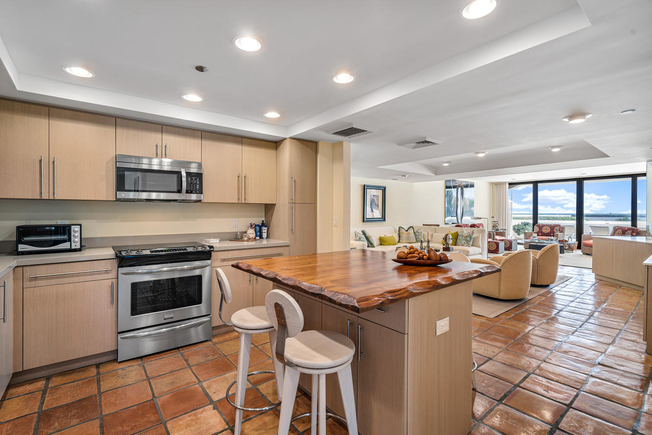 BEACH POINT COND DECL FILED 5-31-79 - Residential