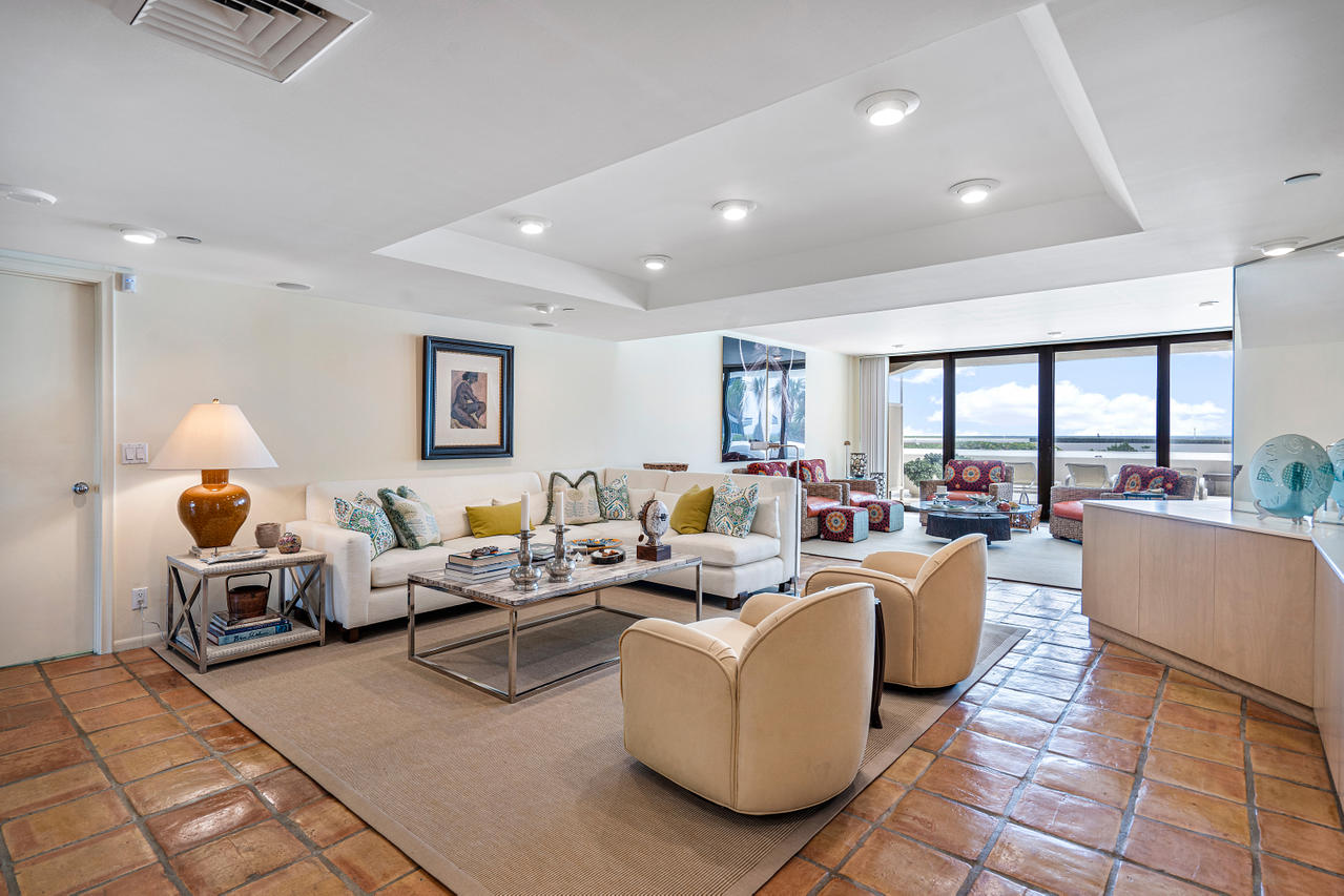 BEACH POINT COND DECL FILED 5-31-79 - Residential