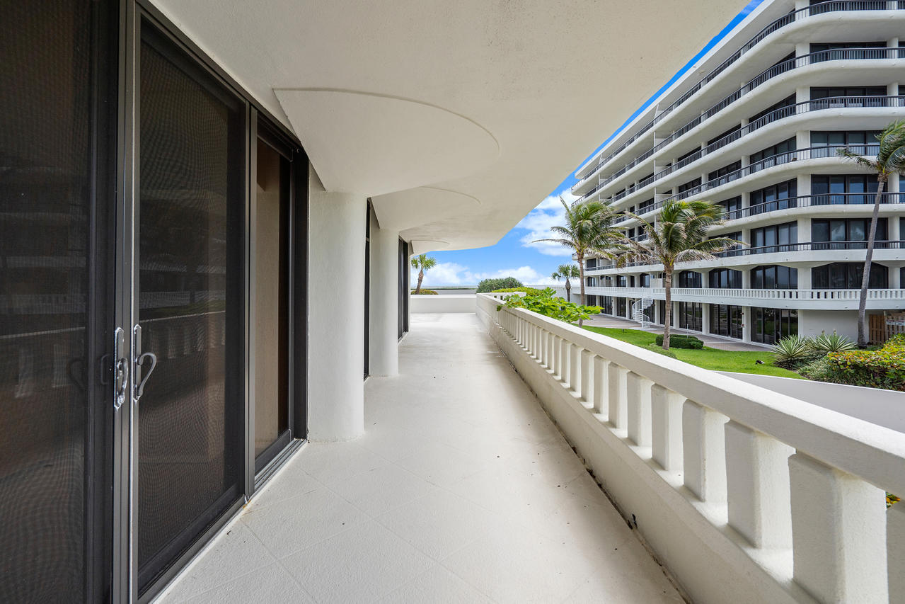 BEACH POINT COND DECL FILED 5-31-79 - Residential