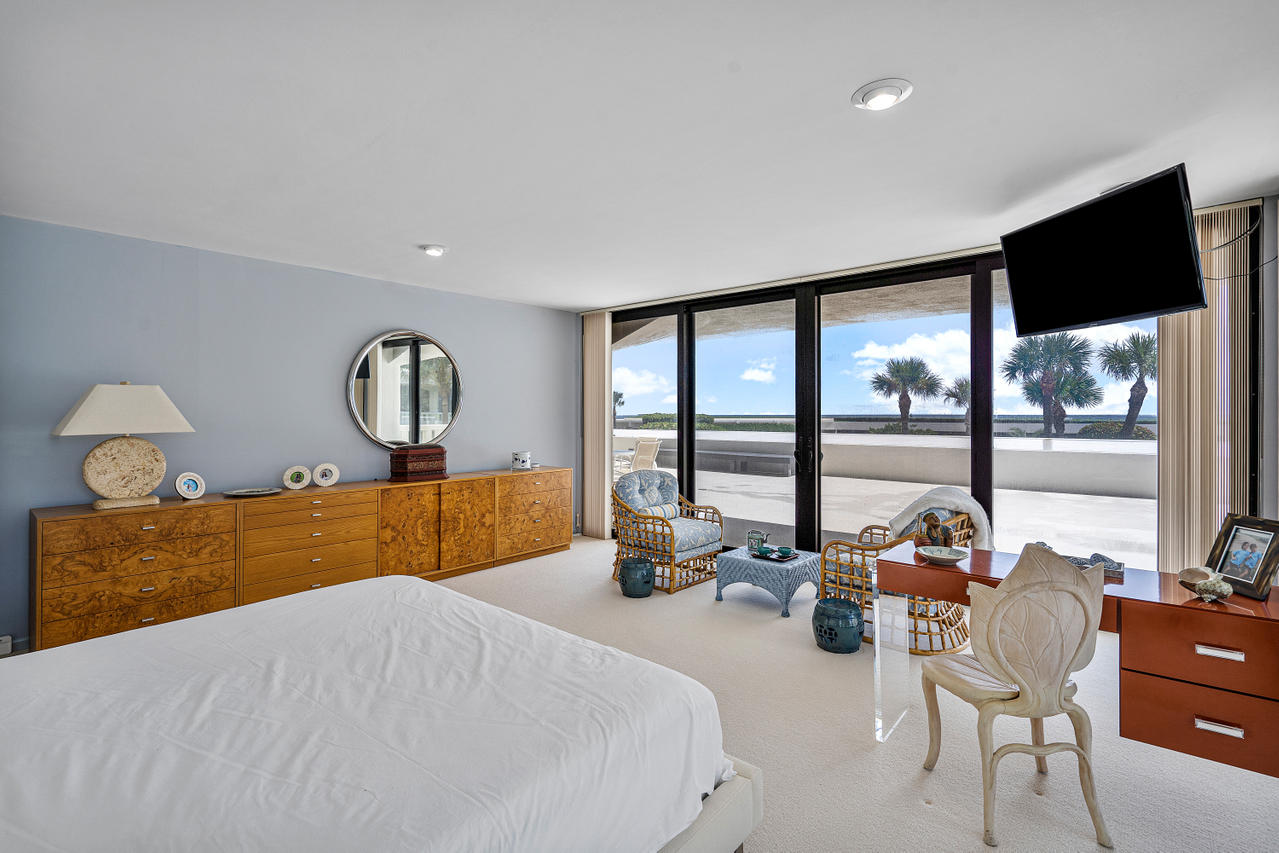 BEACH POINT COND DECL FILED 5-31-79 - Residential