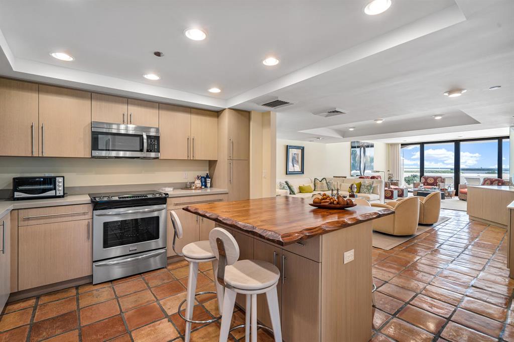 BEACH POINT COND DECL FIL - Residential