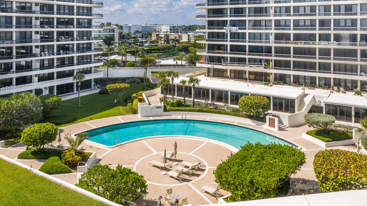 BEACH POINT COND DECL FILED 5-31-79 - Residential