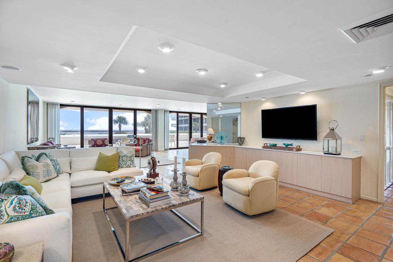 BEACH POINT COND DECL FILED 5-31-79 - Residential