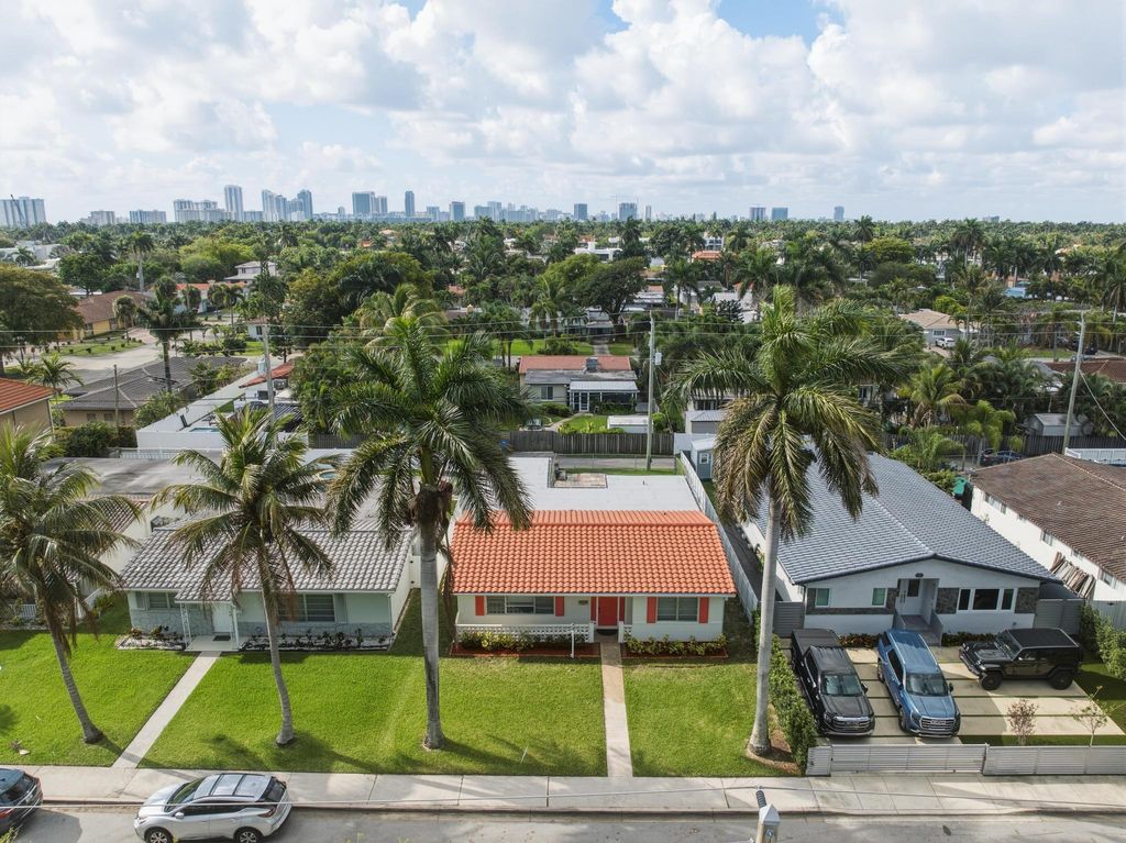 Photo of 1114 Johnson Street, Hollywood, FL 33019 (MLS # B26007934)