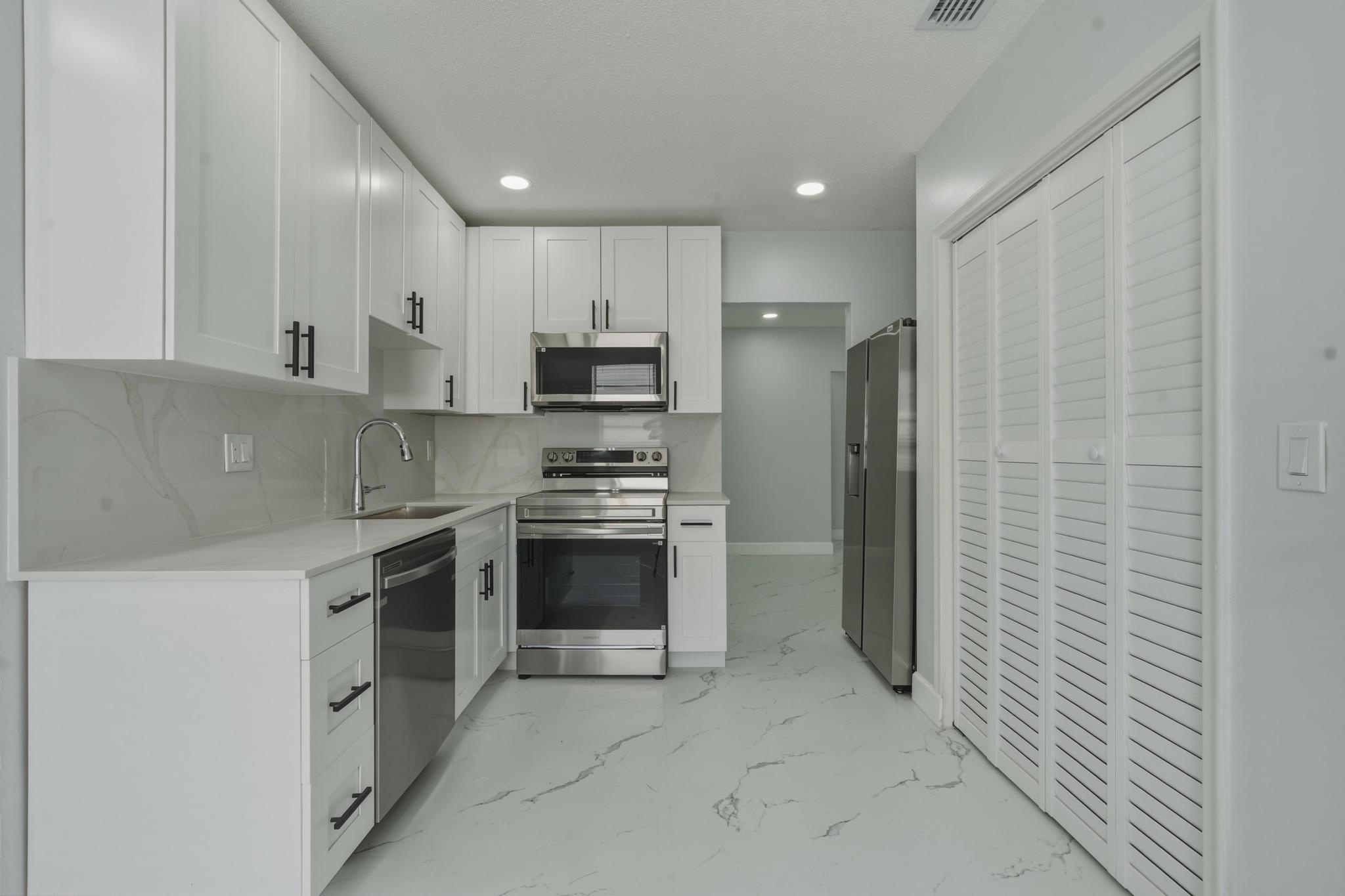 HOLLYWOOD LAKES SECTION - Residential