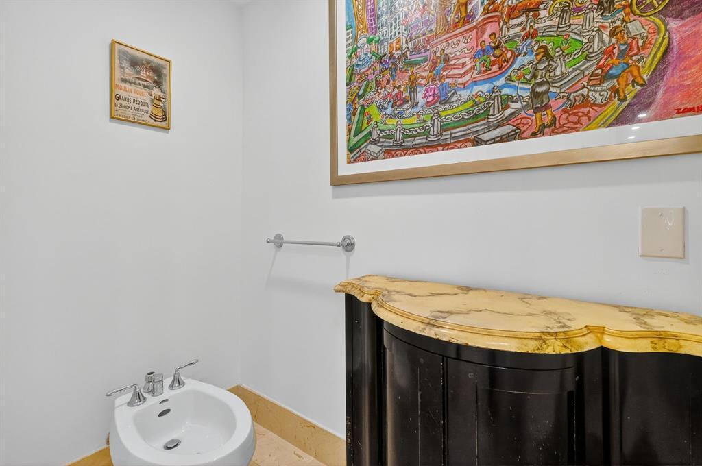 THE EXECUTIVE RESIDENCES CONDO - Residential