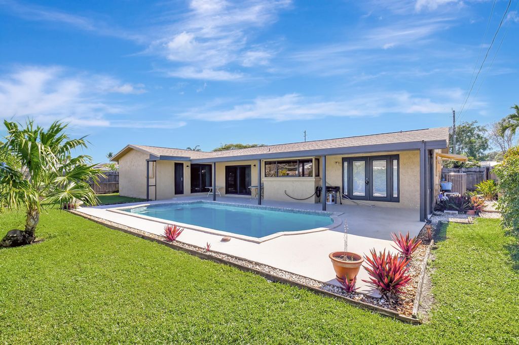 Photo of 1175 SW 28th Avenue, Boynton Beach, FL 33426 (MLS # R11051082)