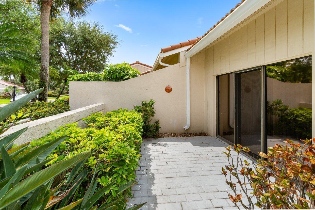 25 Glens Drive W