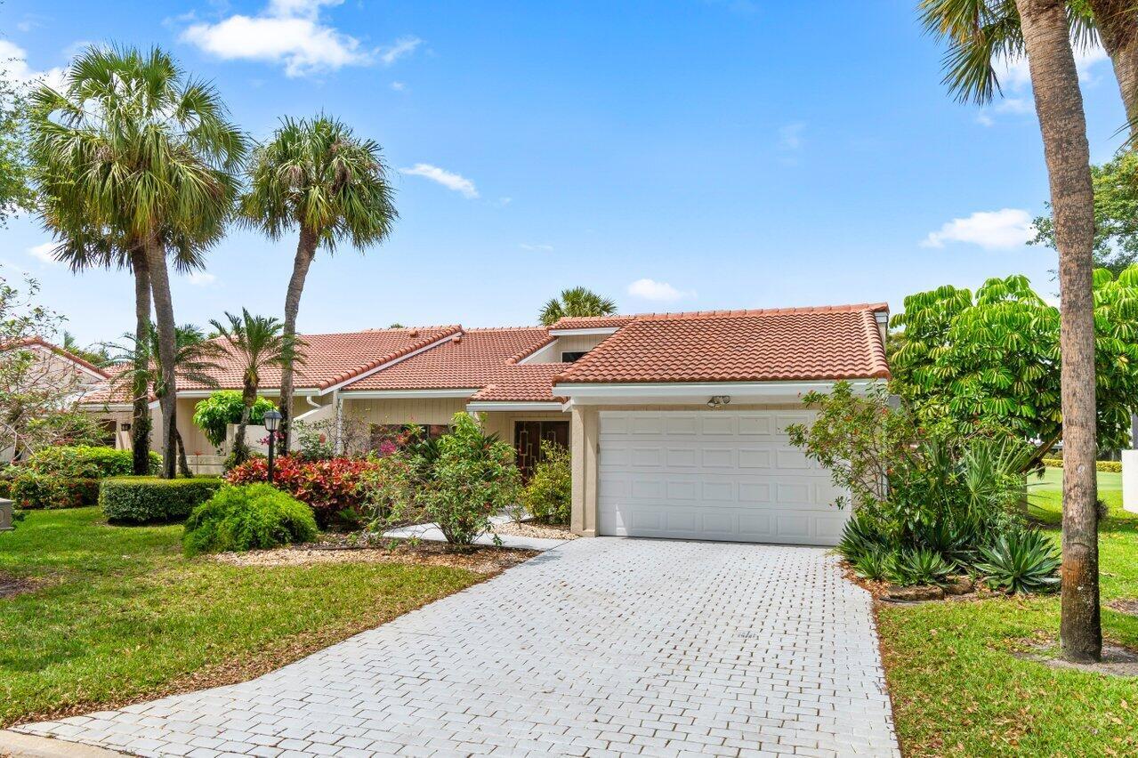 25 Glens Drive W