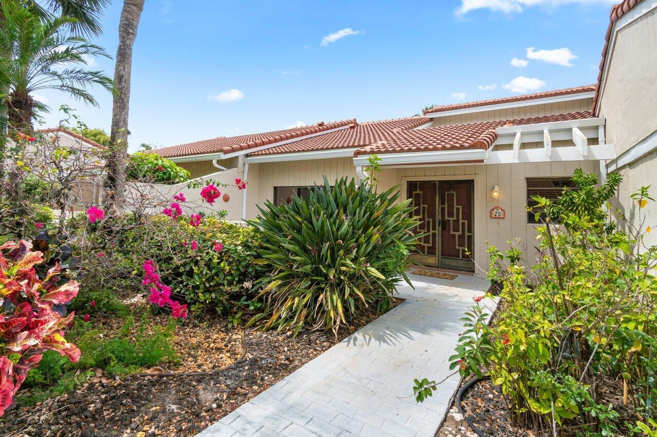 25 Glens Drive W