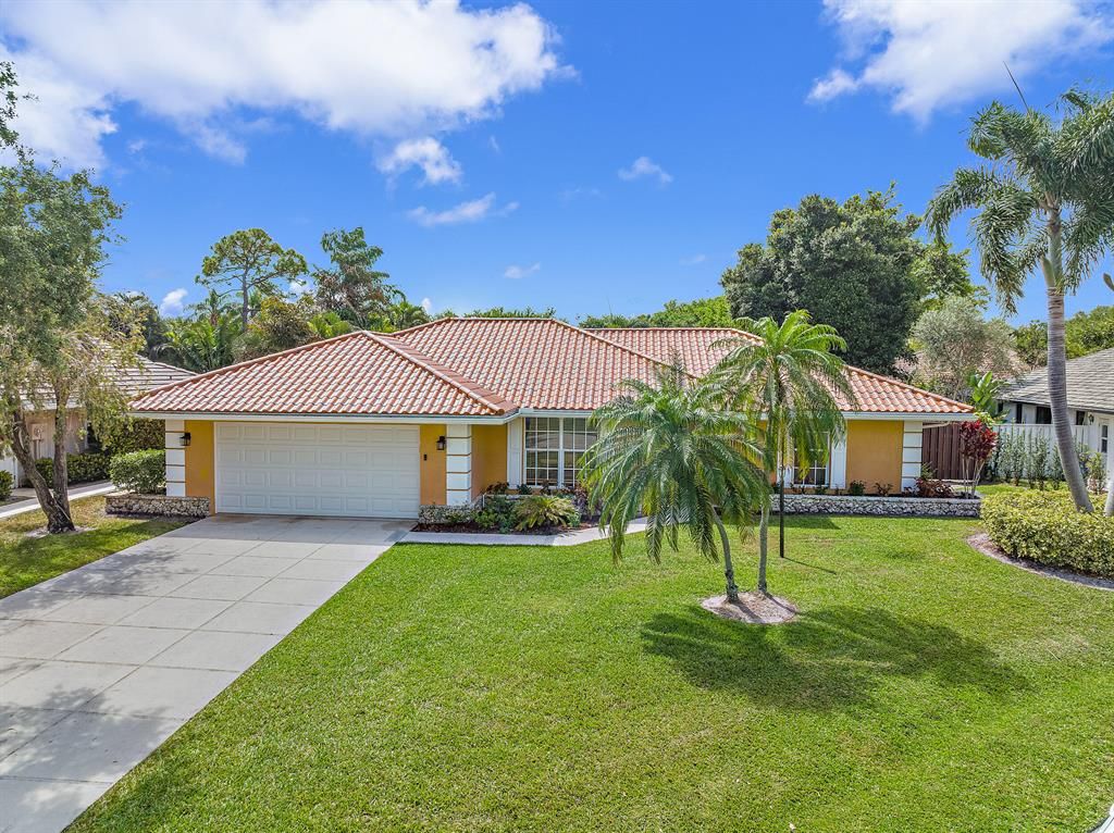 Photo of 9 Bentwood Road, Palm Beach Gardens, FL 33418 (MLS # R10876152)