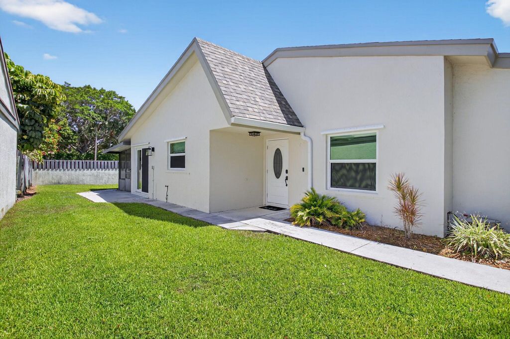 Photo of 45 Baytree Circle, Boynton Beach, FL 33436 (MLS # R11100664)