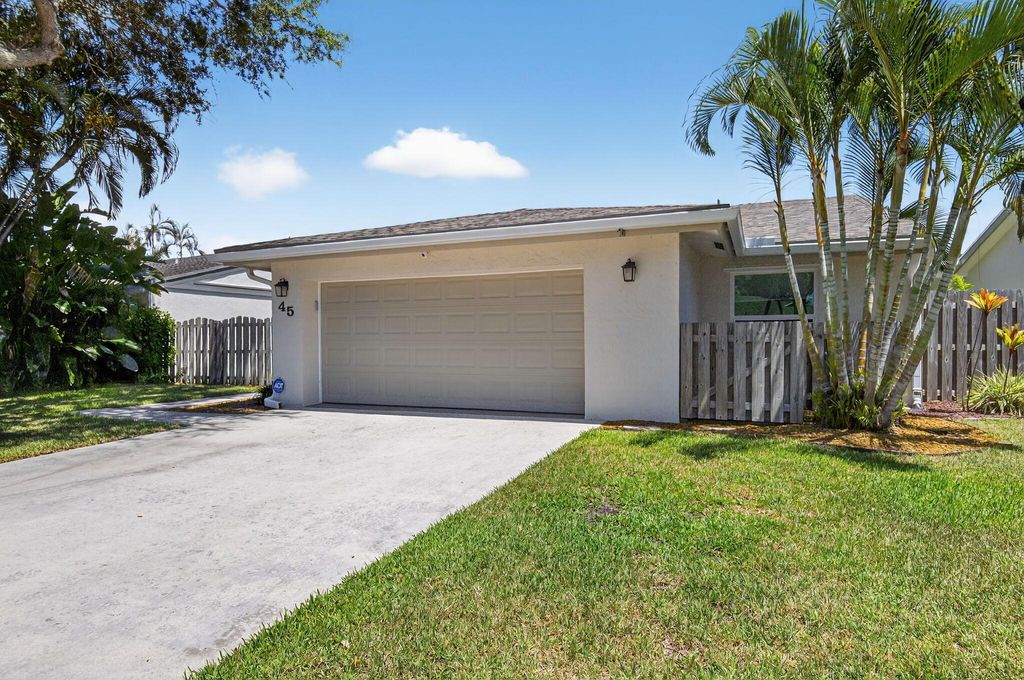 Photo of 45 Baytree Circle, Boynton Beach, FL 33436 (MLS # R11100664)