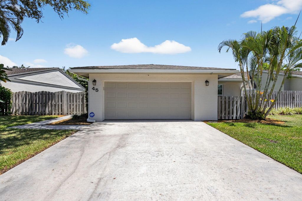 Photo of 45 Baytree Circle, Boynton Beach, FL 33436 (MLS # R11100664)