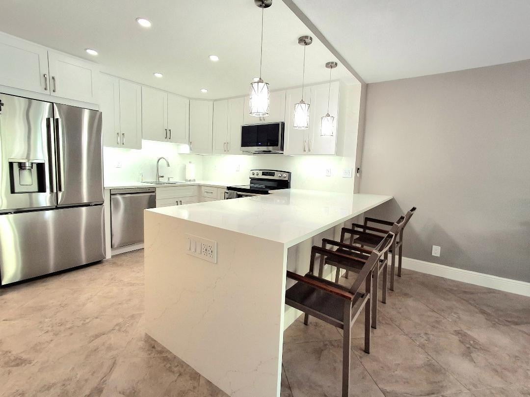 1421 S OCEAN Boulevard S 102