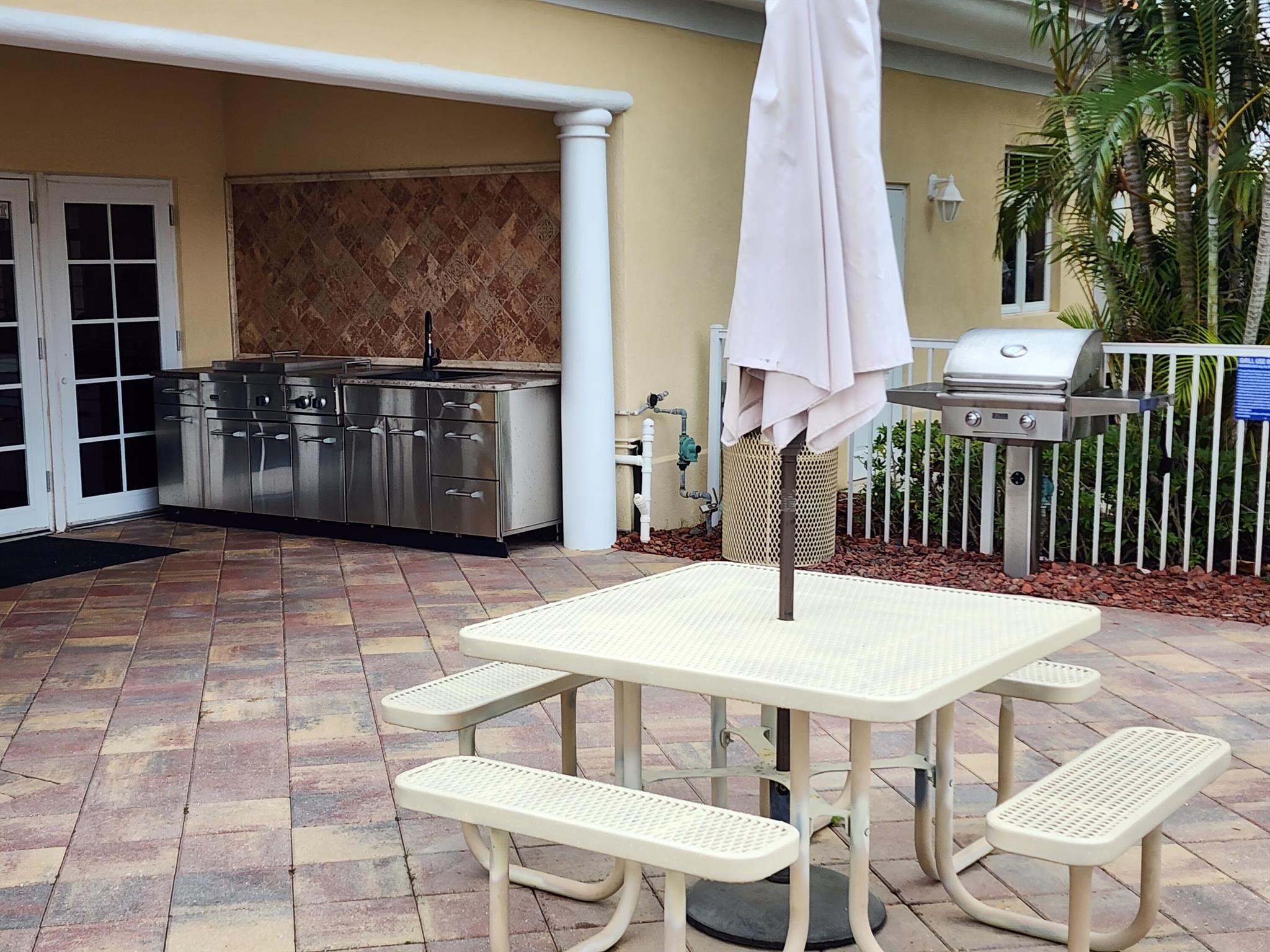 HARBOUR ISLE AT HUTCHINSO - Residential Lease