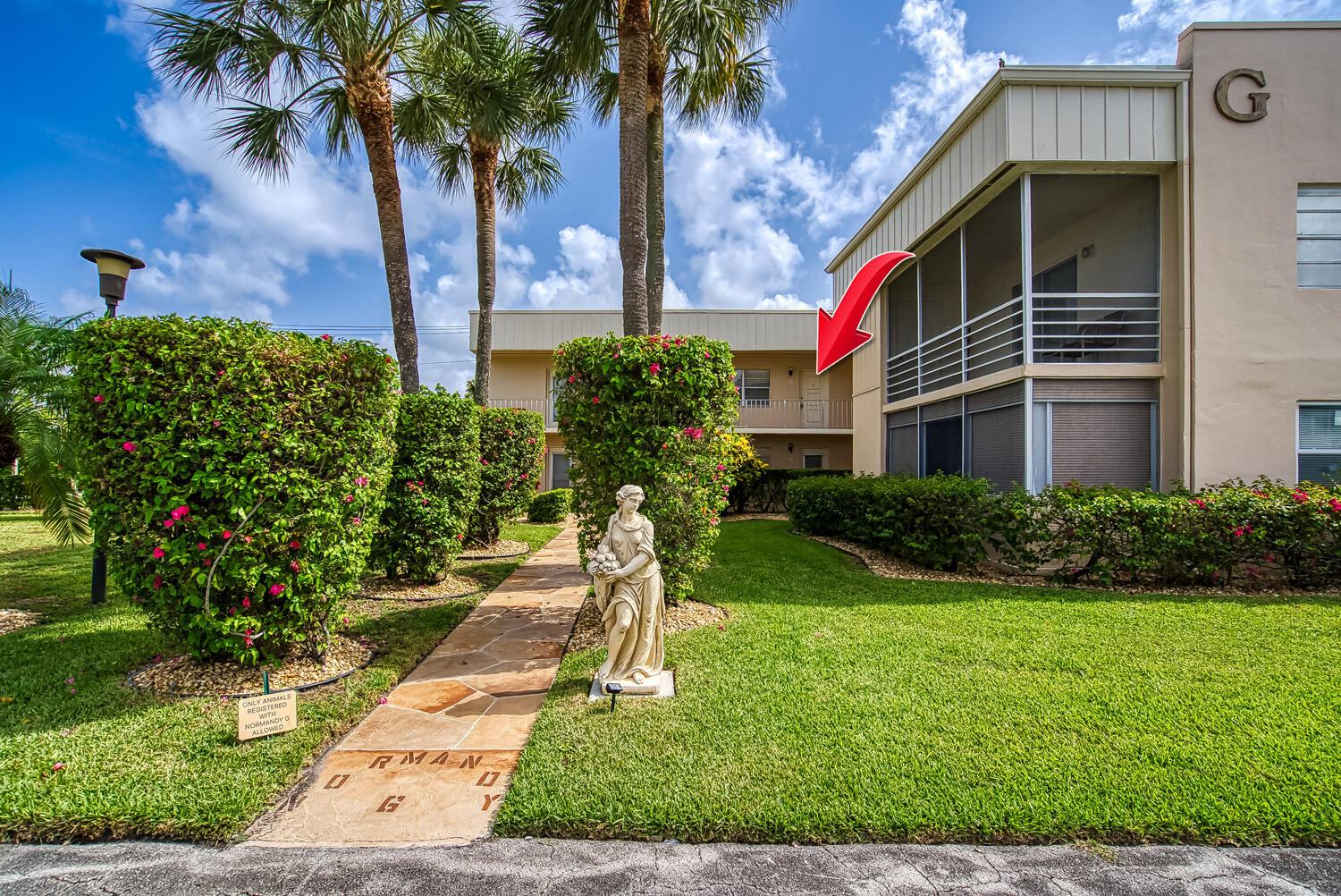 Impeccably maintained, 2BR, 2 Baths, 907 sq ft unit with relaxing garden views from the patio. 55+ Community. Nan be rented furnished. Upgraded condition. Move-in ready! No popcorn ceilings. Light & Bright Tile Floors. Stylishly Updated Bathrooms. A Modern Updated Kitchen. Kings Point offers a wealth of amenities, including three clubhouses, five outdoor swimming pools, indoor pool, fitness centers, tennis courts, two 18-hole golf courses, pickleball, shuffleboard, and bocce ball. The main clubhouse features a theater, restaurants, card rooms, crafting studios, and a full-service salon. Residents can also enjoy numerous social clubs, hobby groups, and activities, along with convenient shuttle services to nearby shopping and dining.