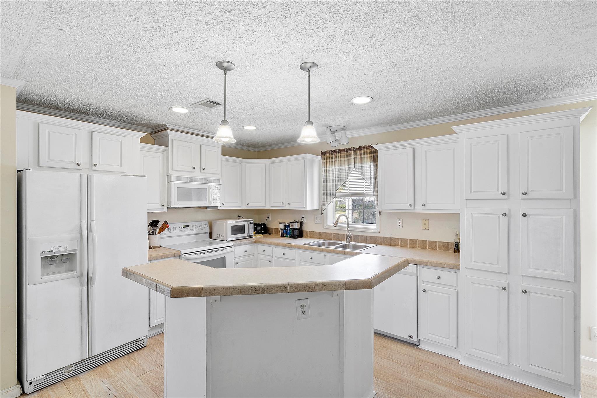 2937 SW 54th St, Fort Lauderdale, FL, 33312/$299,000 2 2937 SW 54th St