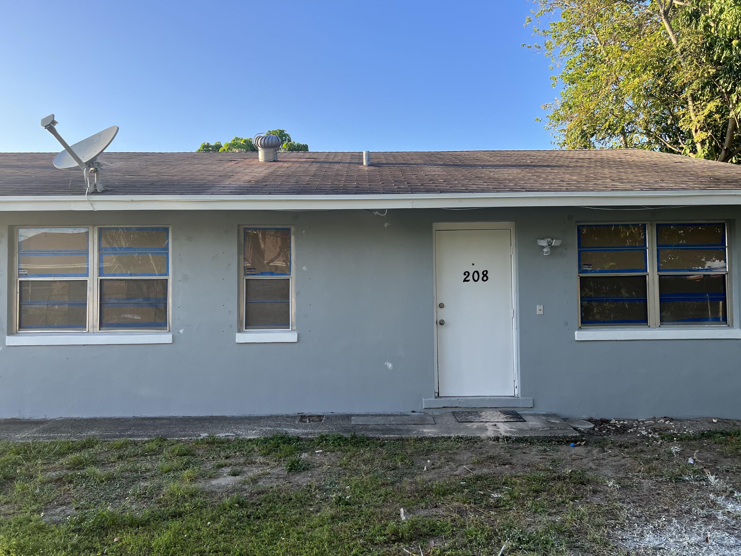 Fully remodeled, freshly painted unit close to shopping and downtown WPB.