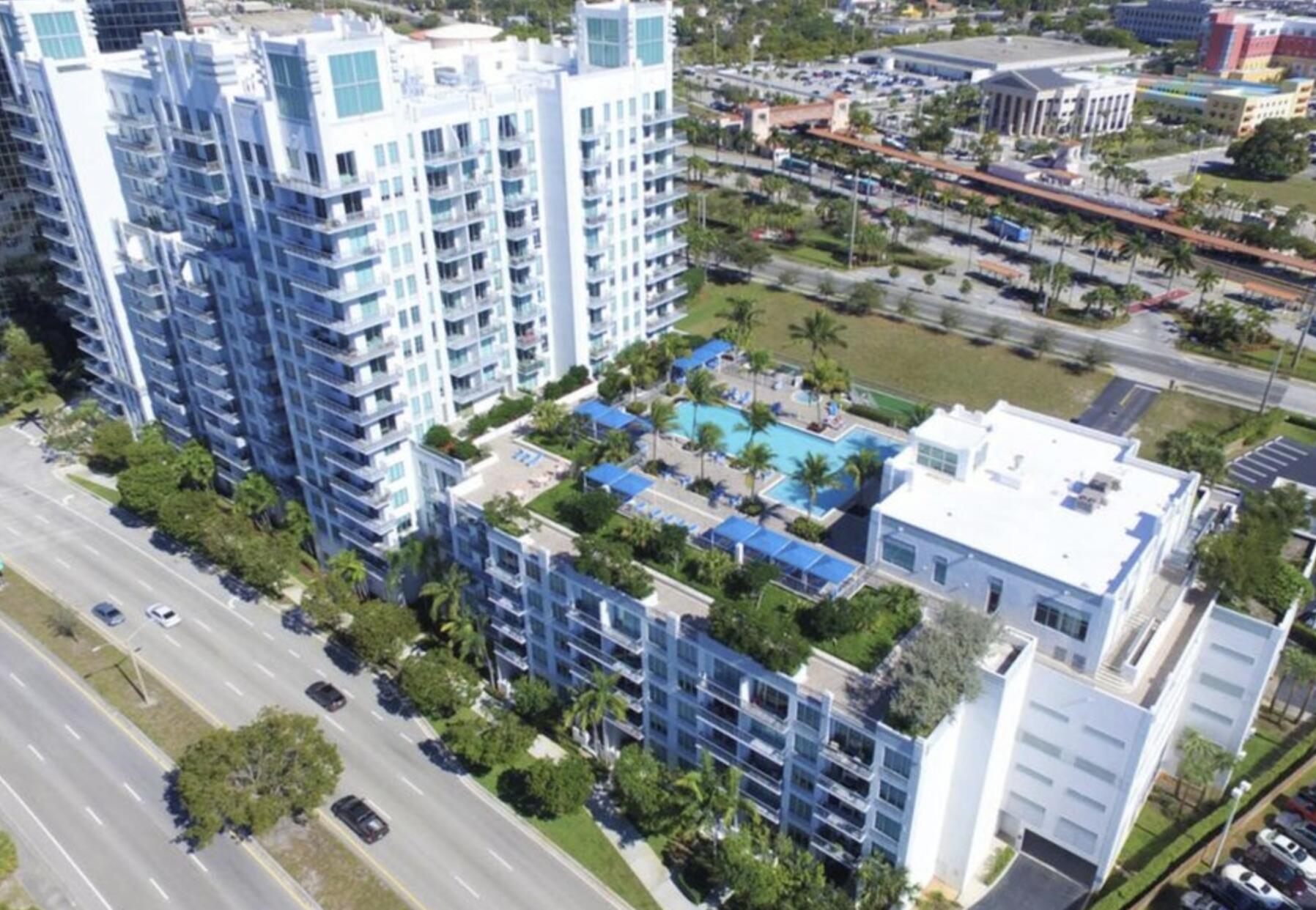 Large west facing one bedroom with direct view of Clear Lake. This condo features granite countertops, stainless steel appliances, and 10ft ceilings. Internet, water, trash, sewer and one parking space is included.
