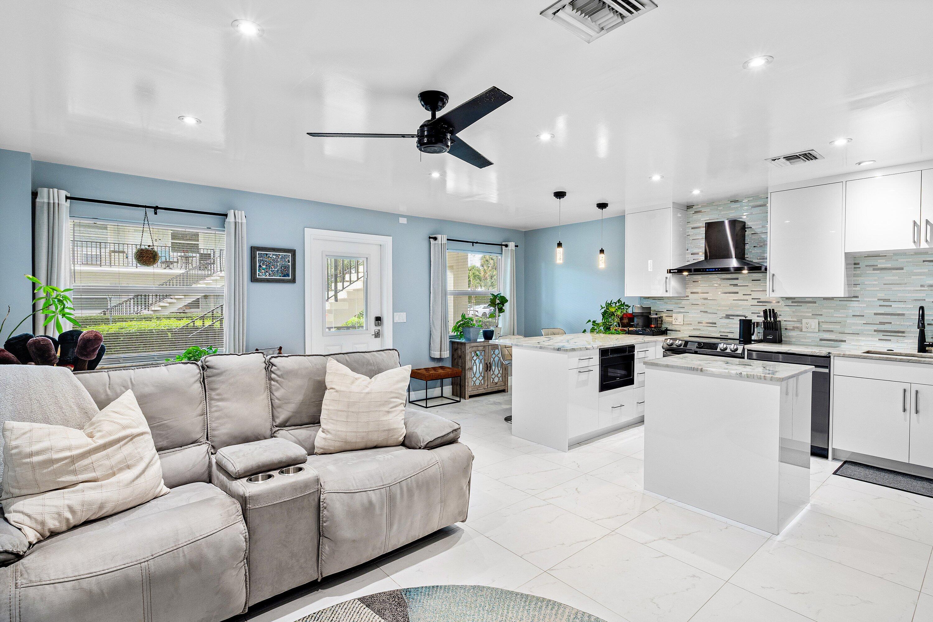 BEACH HOUSE CONDO - Residential